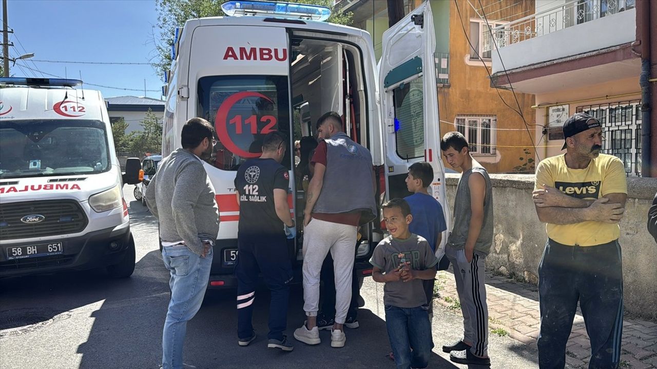 Sivas'ta Bodrum Katında Yangın: 5 Kişi Dumandan Etkilendi
