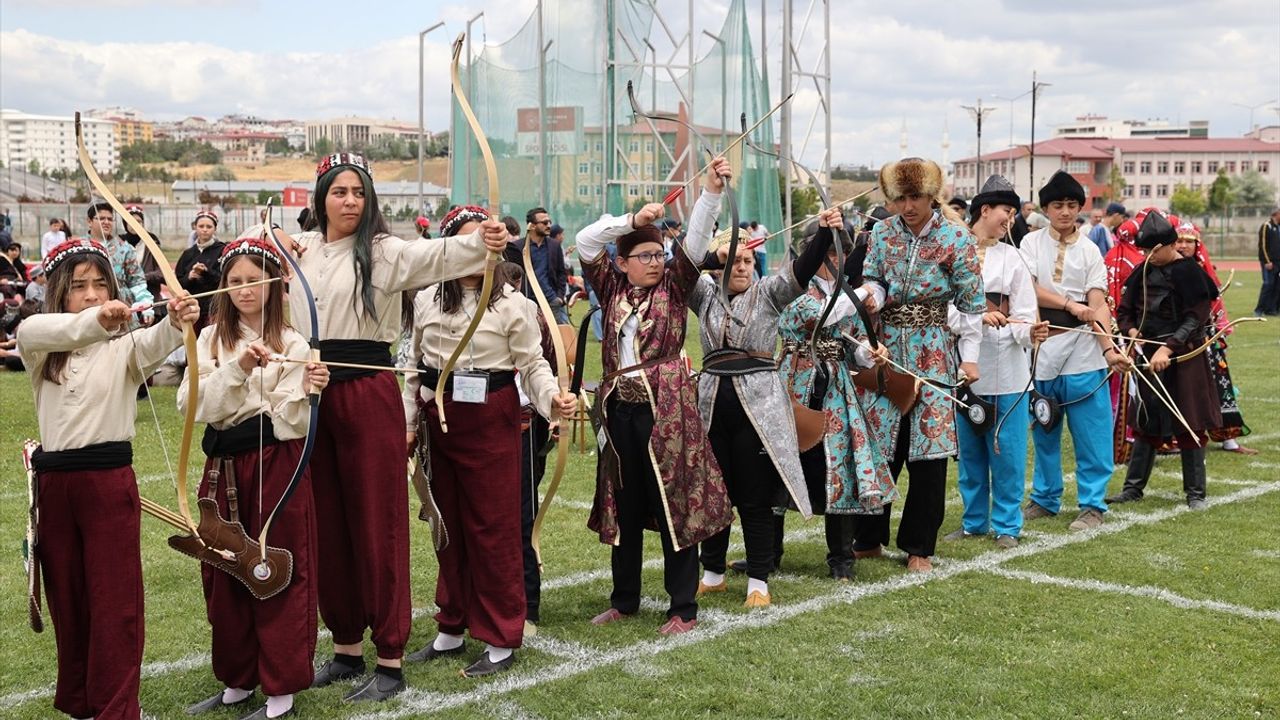 Sivas'ta Geleneksel Okçuluk Şampiyonası Başladı