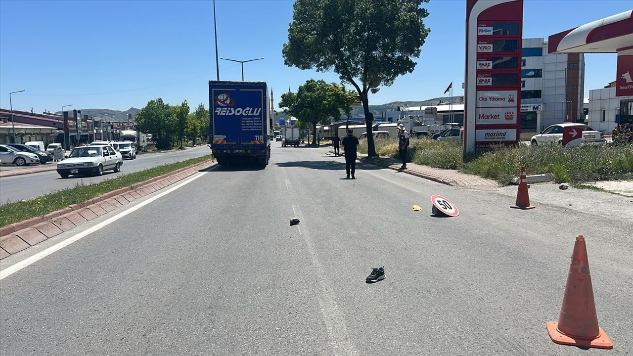 Sivas'ta Tır Çarpması: 71 Yaşındaki Yaya Hayatını Kaybetti