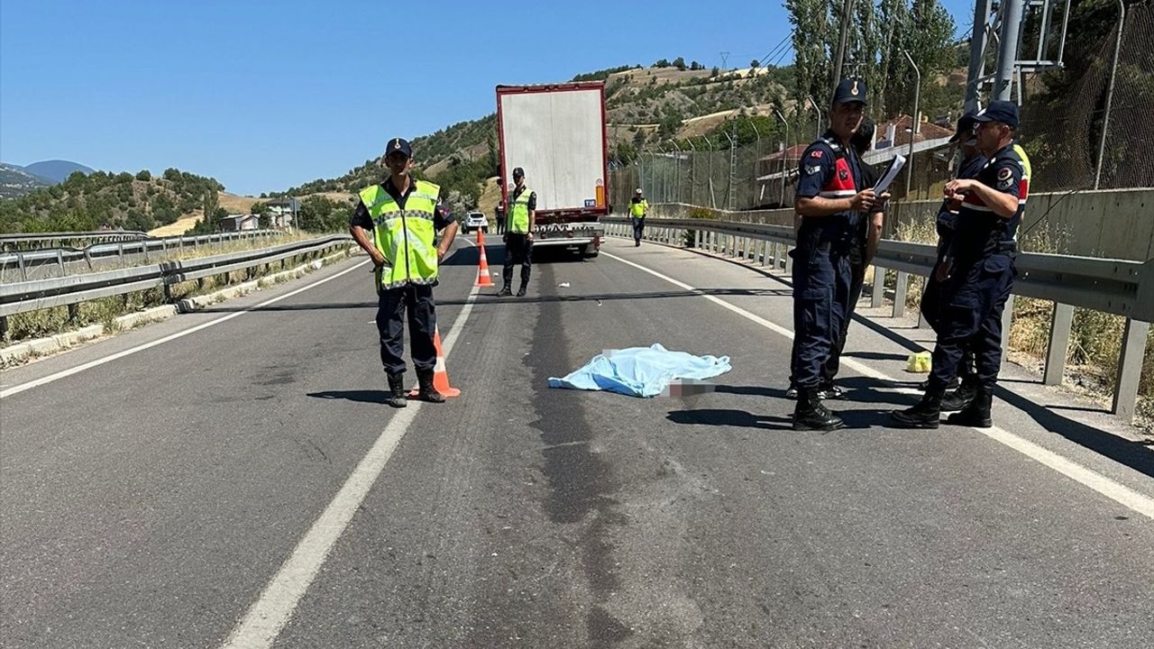Sivas'ta Tır Çarpması: Bir Ölü, Bir Yaralı