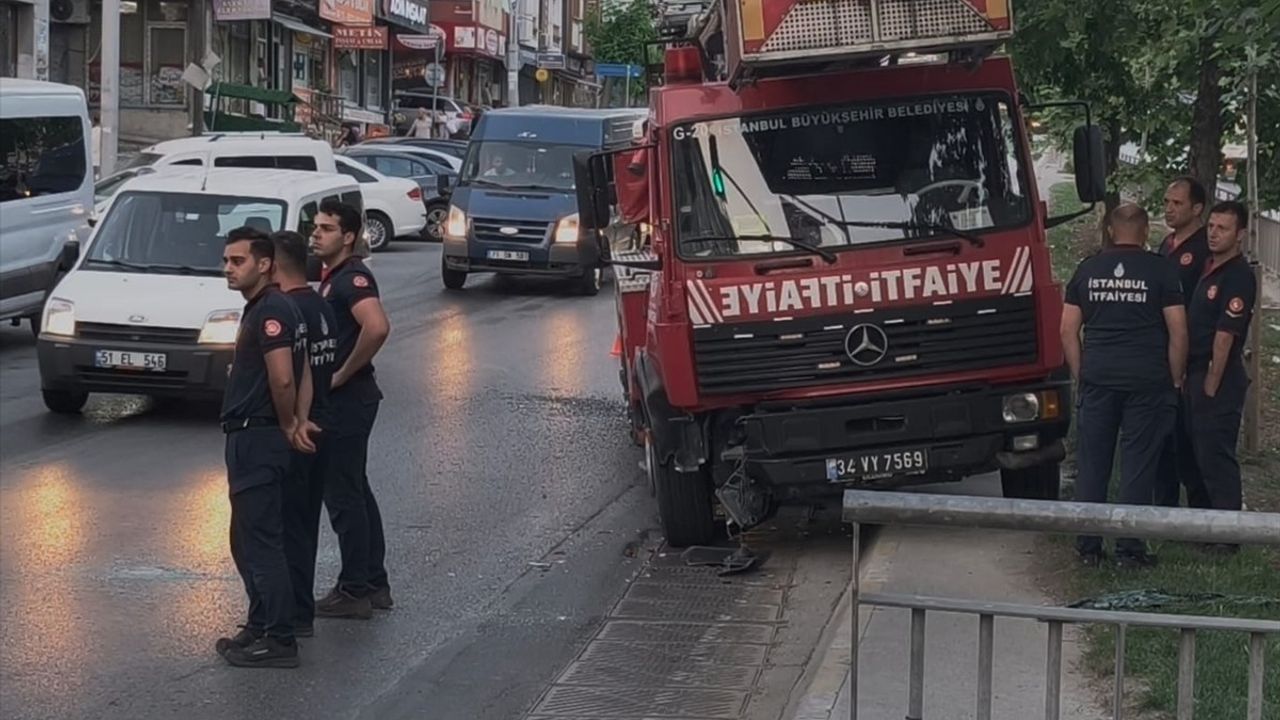 Sultangazi'de İtfaiye Aracı Kaza Yaptı