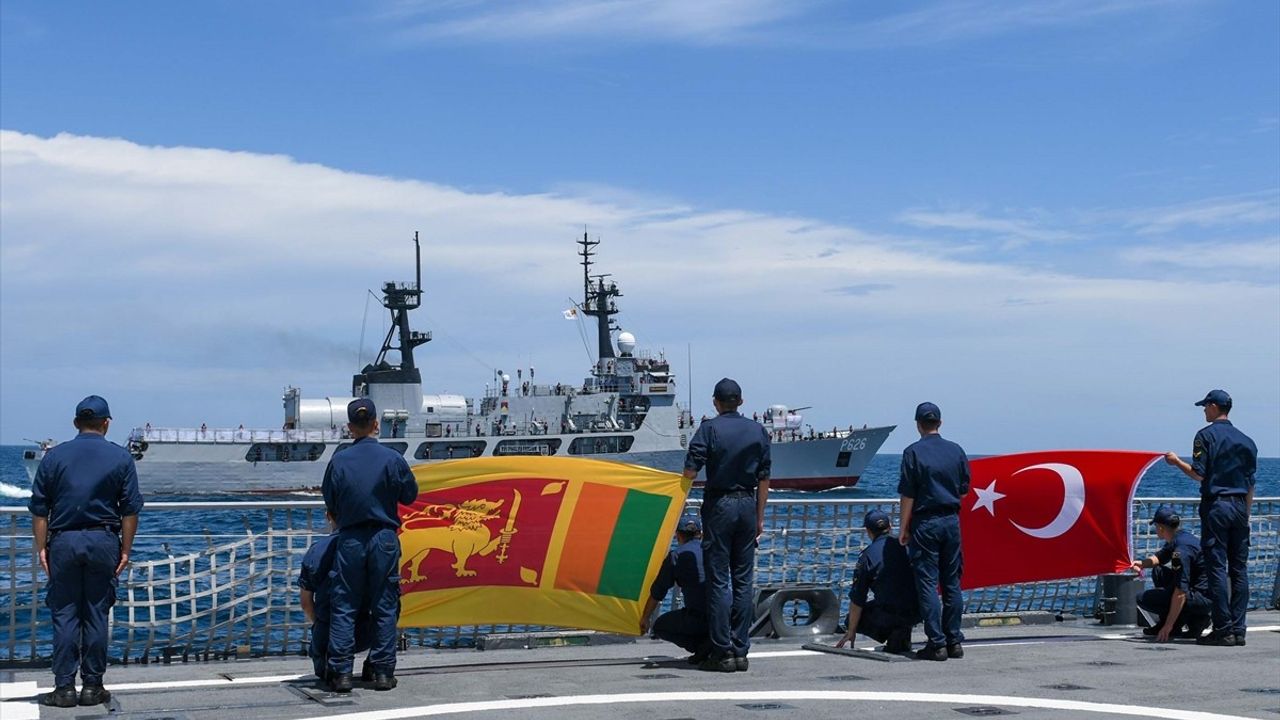 TCG Büyükada'nın Sri Lanka'daki Liman Ziyareti