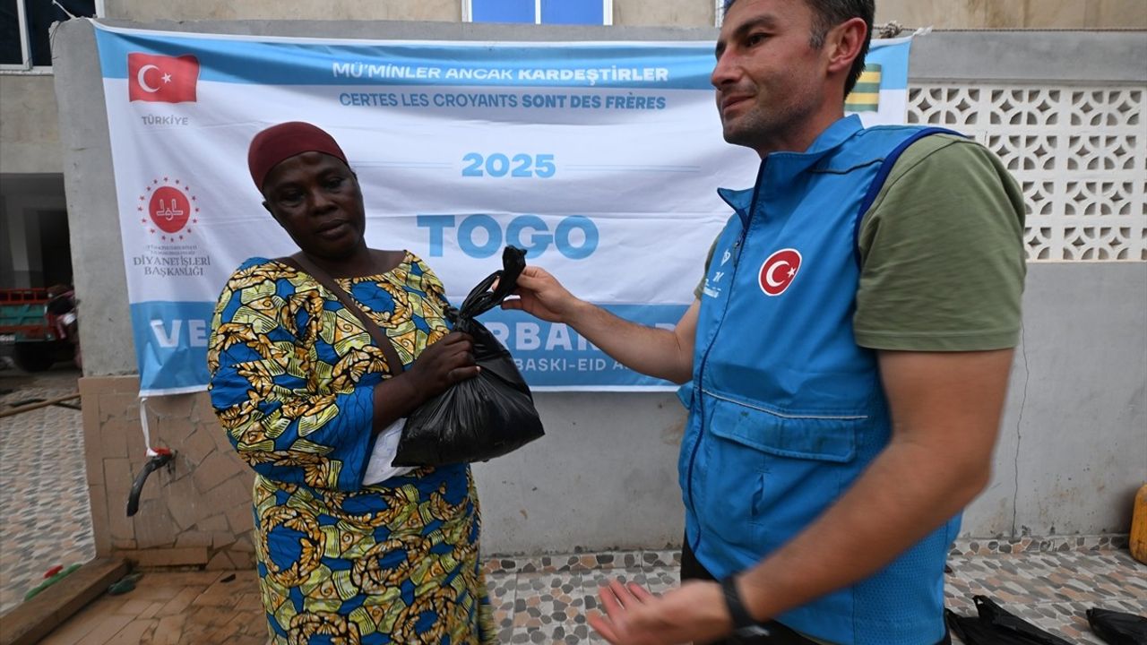 TDV Togo'da Kurban Etlerini Dağıtmaya Başladı
