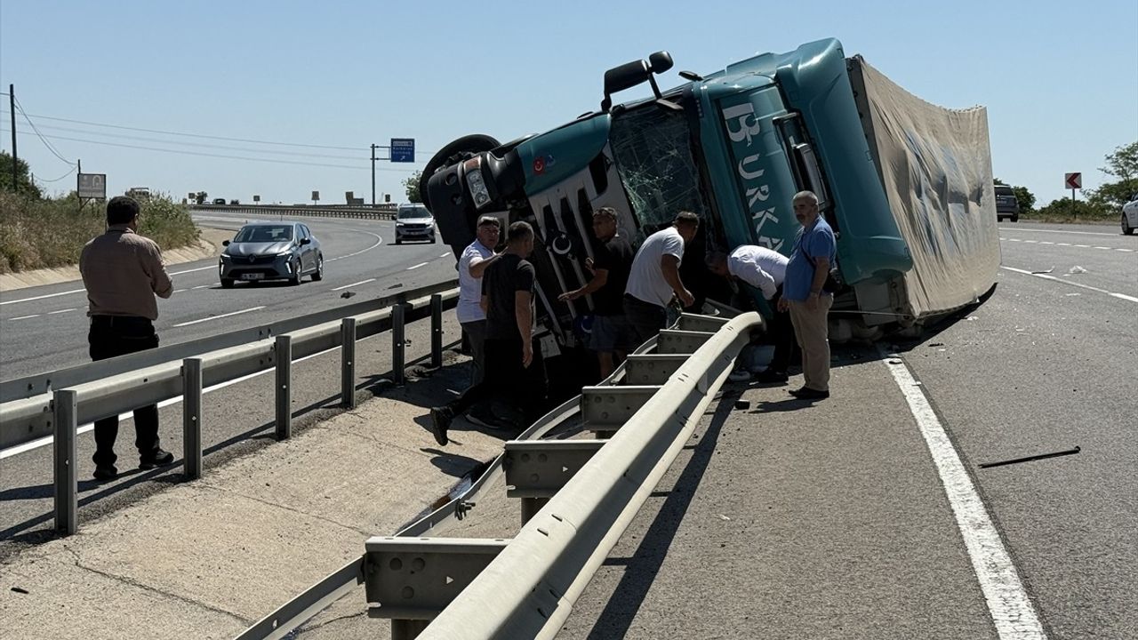 Tekirdağ'da Devrilen Tırın Sürücüsü Hastaneye Kaldırıldı