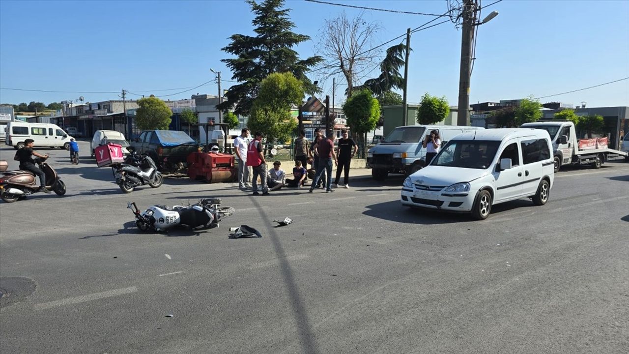 Tekirdağ'da Hafif Ticari Araç ile Motosiklet Çarpıştı