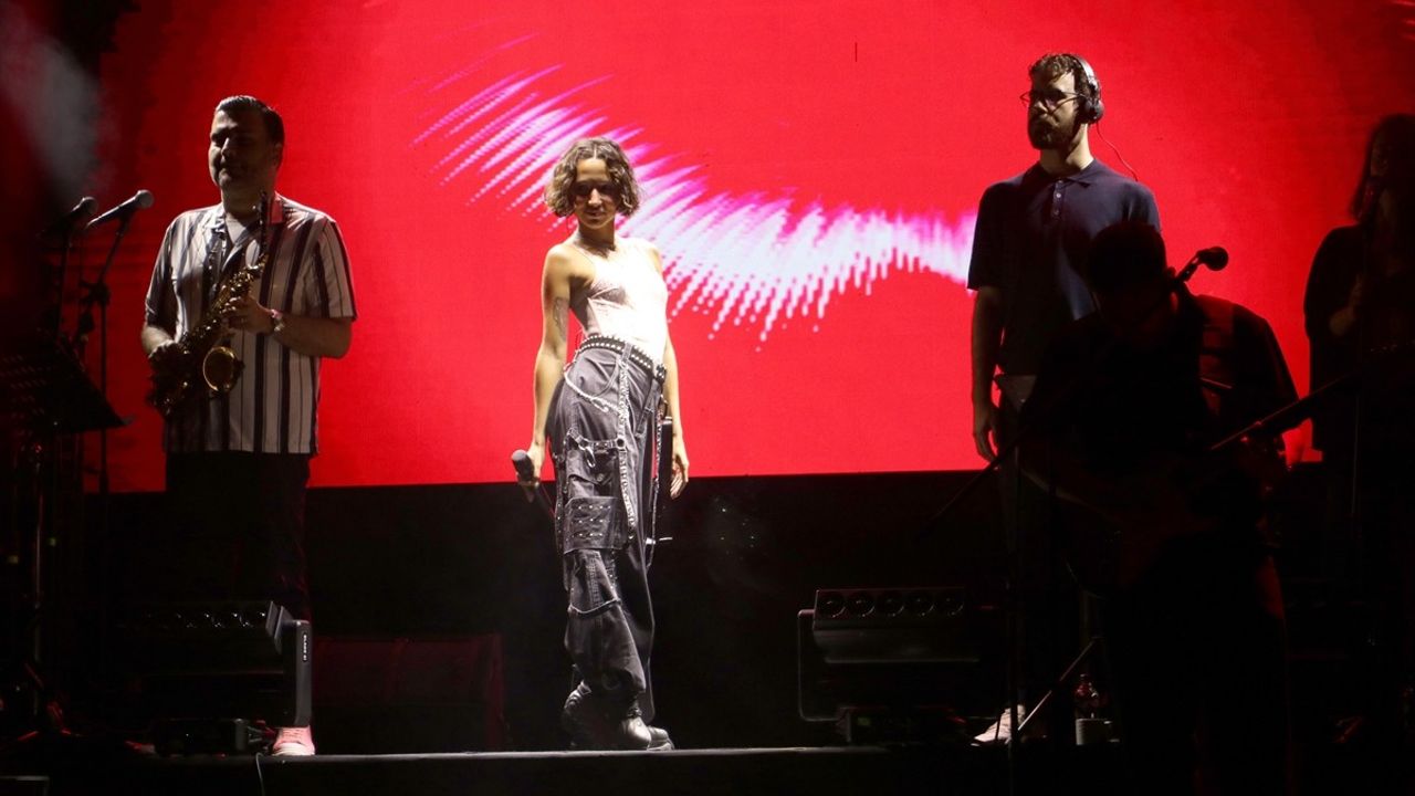Tekirdağ'da Unutulmaz Konser: Zeynep Bastık ve Yüksek Sadakat