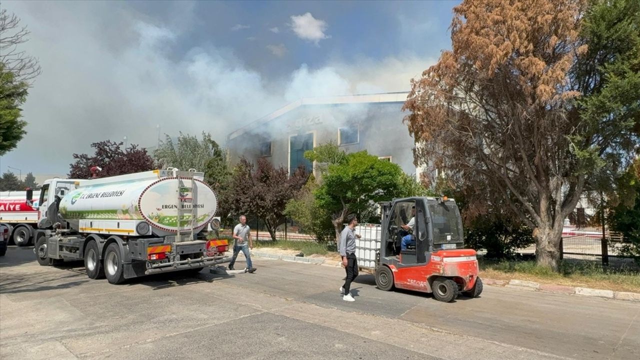Tekirdağ'daki Kimyasal Fabrikada Yangın Kontrol Altına Alındı