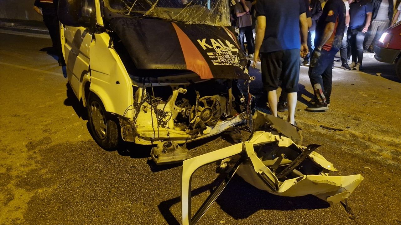 Tokat'ta Pikaba Çarpan Minibüs Sürücüsü Yaralandı