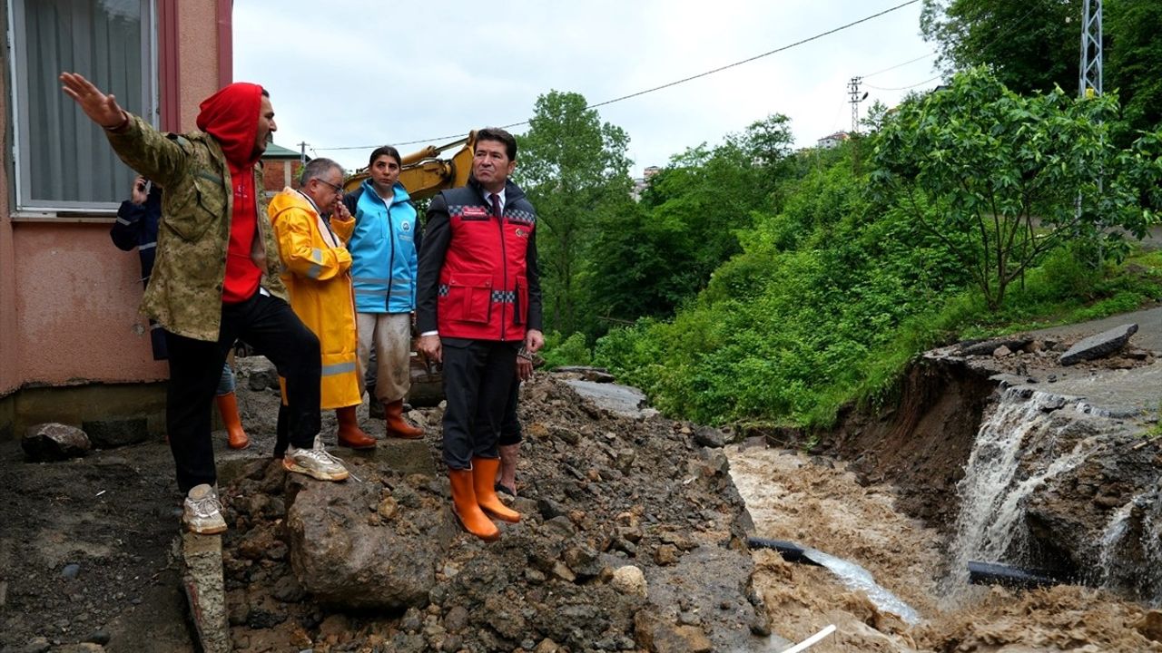 Trabzon'da Şiddetli Sağanak Hayatı Olumsuz Etkiledi