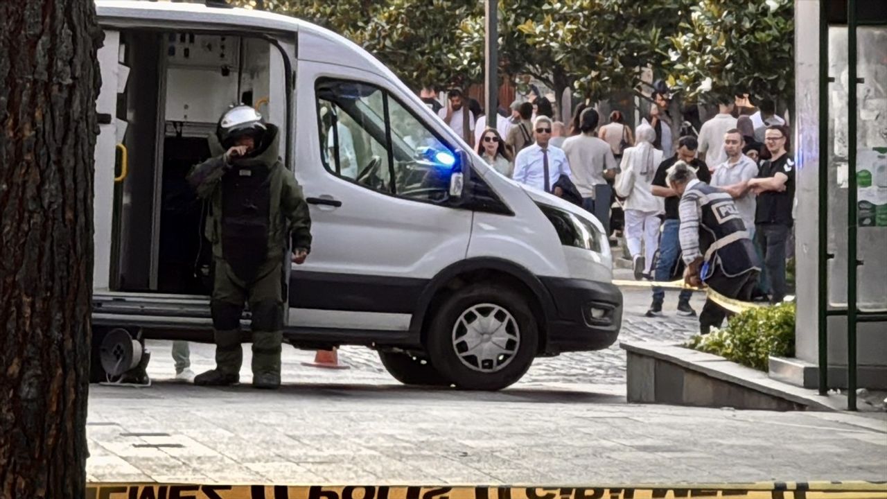 Trabzon'da Şüpheli Çanta Fünye ile Patlatıldı
