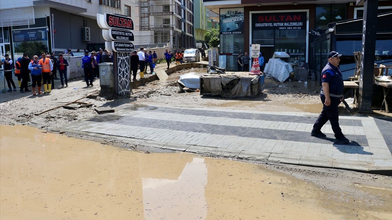 Trabzon'da Yağış Sonrası Temizlik ve Arama Çalışmaları Devam Ediyor