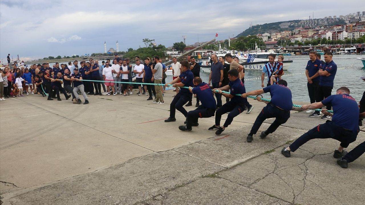 Trabzon'da Yağlı Direk Yarışması Coşkuyla Gerçekleşti