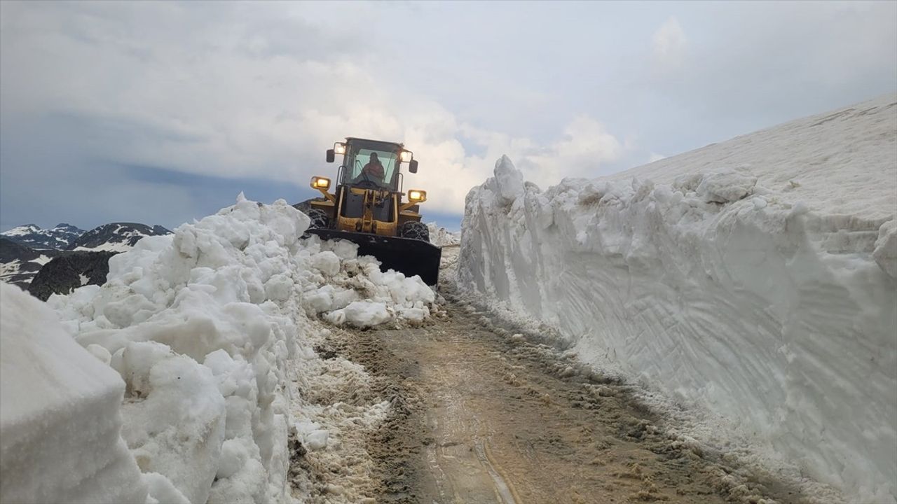 Trabzon'da Yayla Yollarında Kar Temizleme Çalışmaları Devam Ediyor