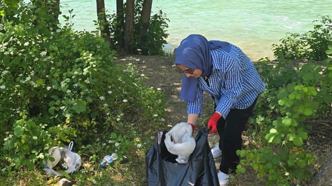 Tunceli'de Munzur Vadisi'nde Çöpler Temizlendi