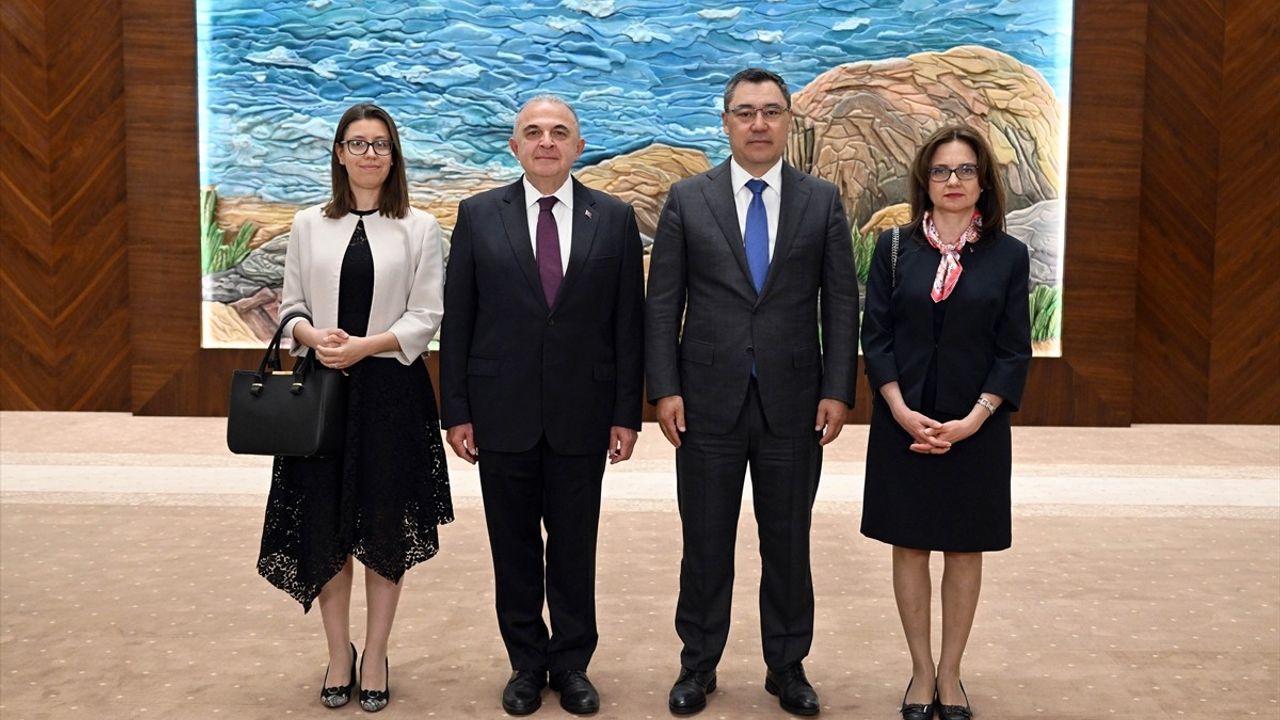Türkiye'nin Bişkek Büyükelçisi Ökem, Kırgızistan Cumhurbaşkanına Güven Mektubu Sundu