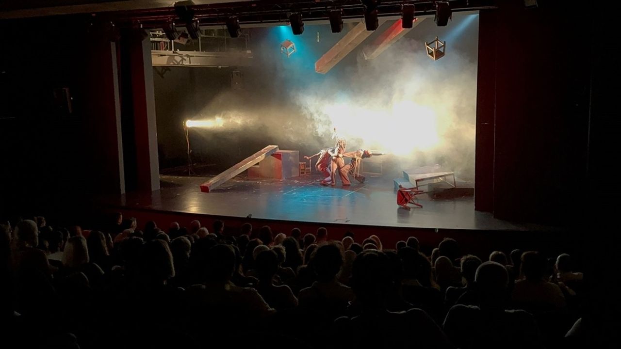 Ukrayna İlk Akademi Çocuk ve Gençlik Tiyatrosu Antalya'da Sahne Aldı