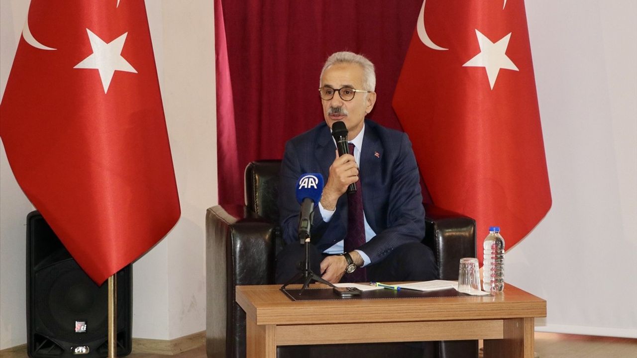 Ulaştırma ve Altyapı Bakanı Uraloğlu Trabzon'da Öğrencilerle Buluştu