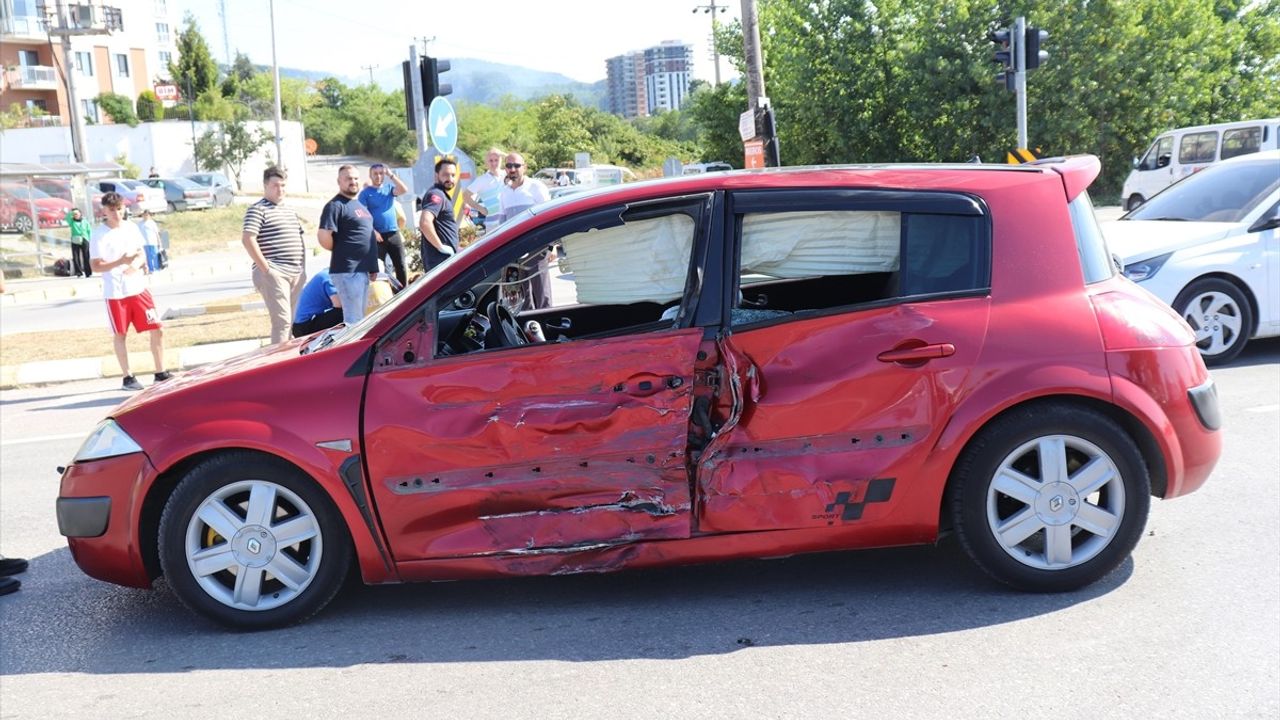 Ünye'de Motosiklet ve Otomobil Çarpıştı: 2 Yaralı