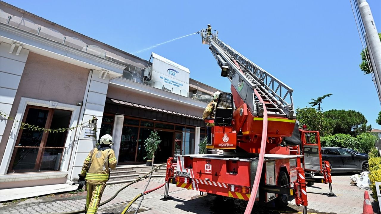 Üsküdar'daki Sosyal Tesis Yangını Kontrol Altına Alındı