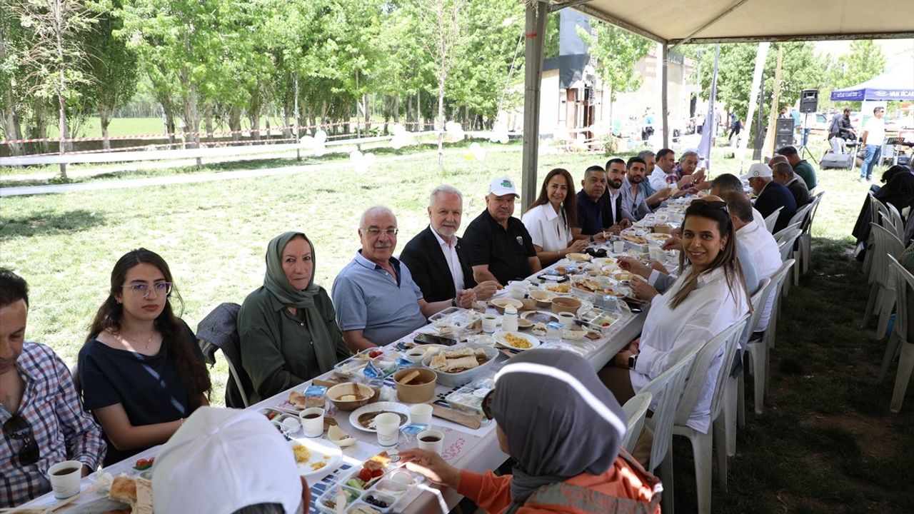 Van'da Dünya Kahvaltı Günü Etkinliği Düzenlendi