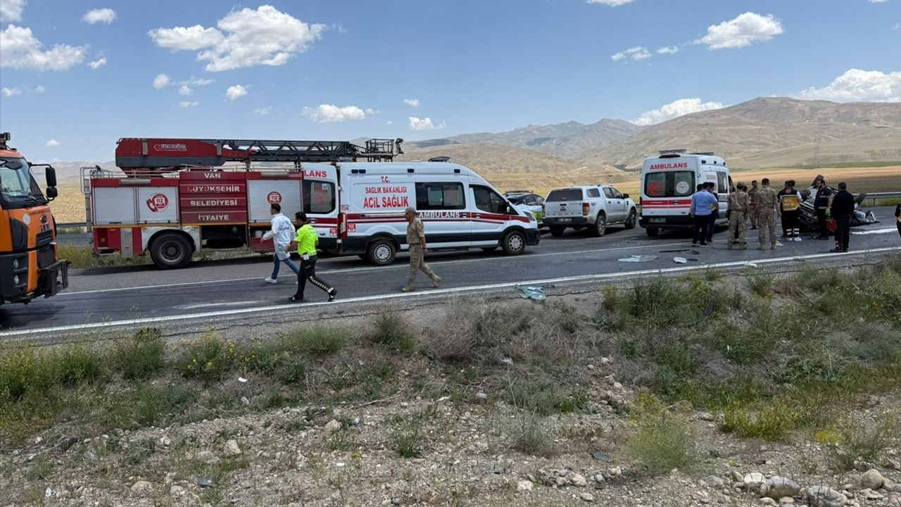 Van'da Mezuniyet Törenine Giden Araç Takla Attı: 1 Ölü, 4 Yaralı
