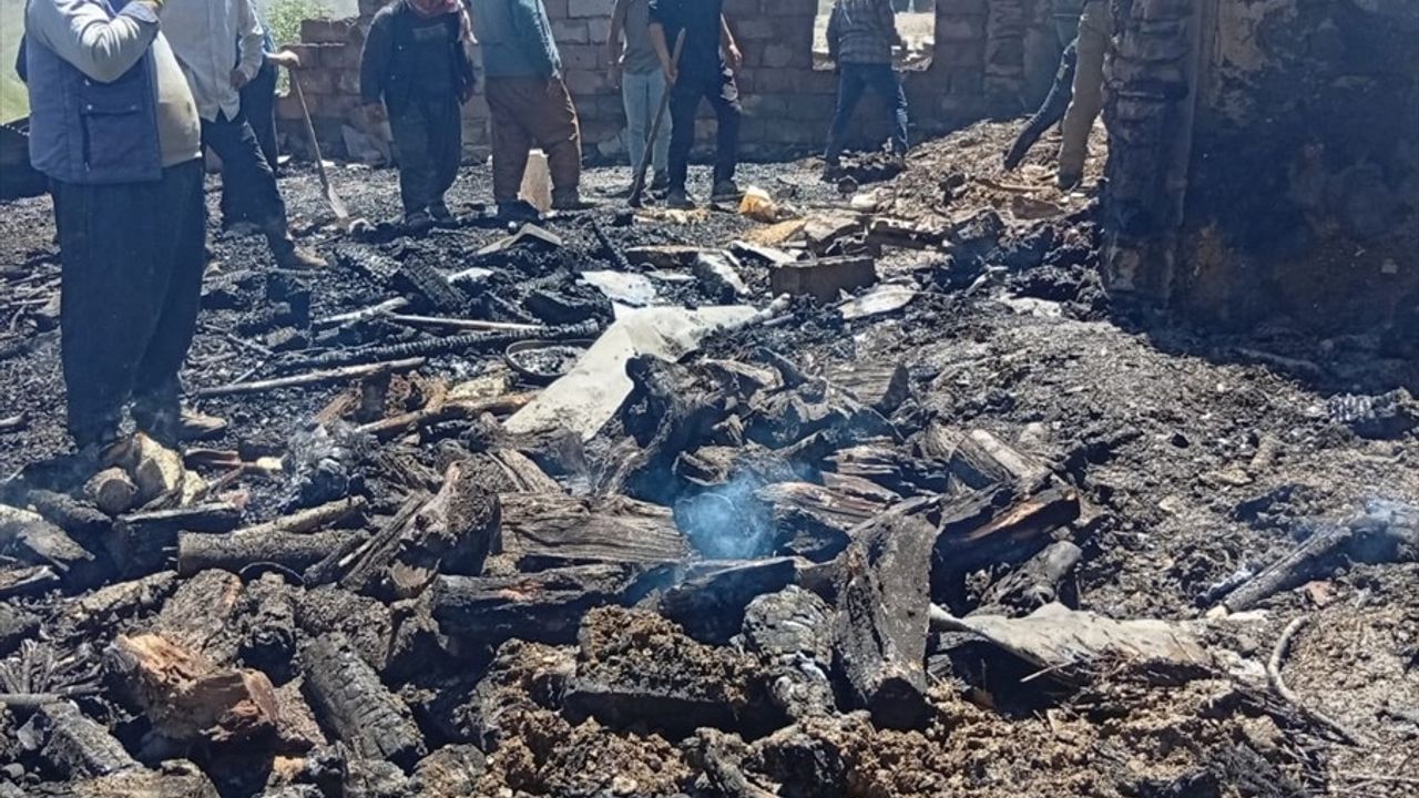 Van'da Yangın Felaketi: 14 Yaşındaki Çocuk Hayatını Kaybetti