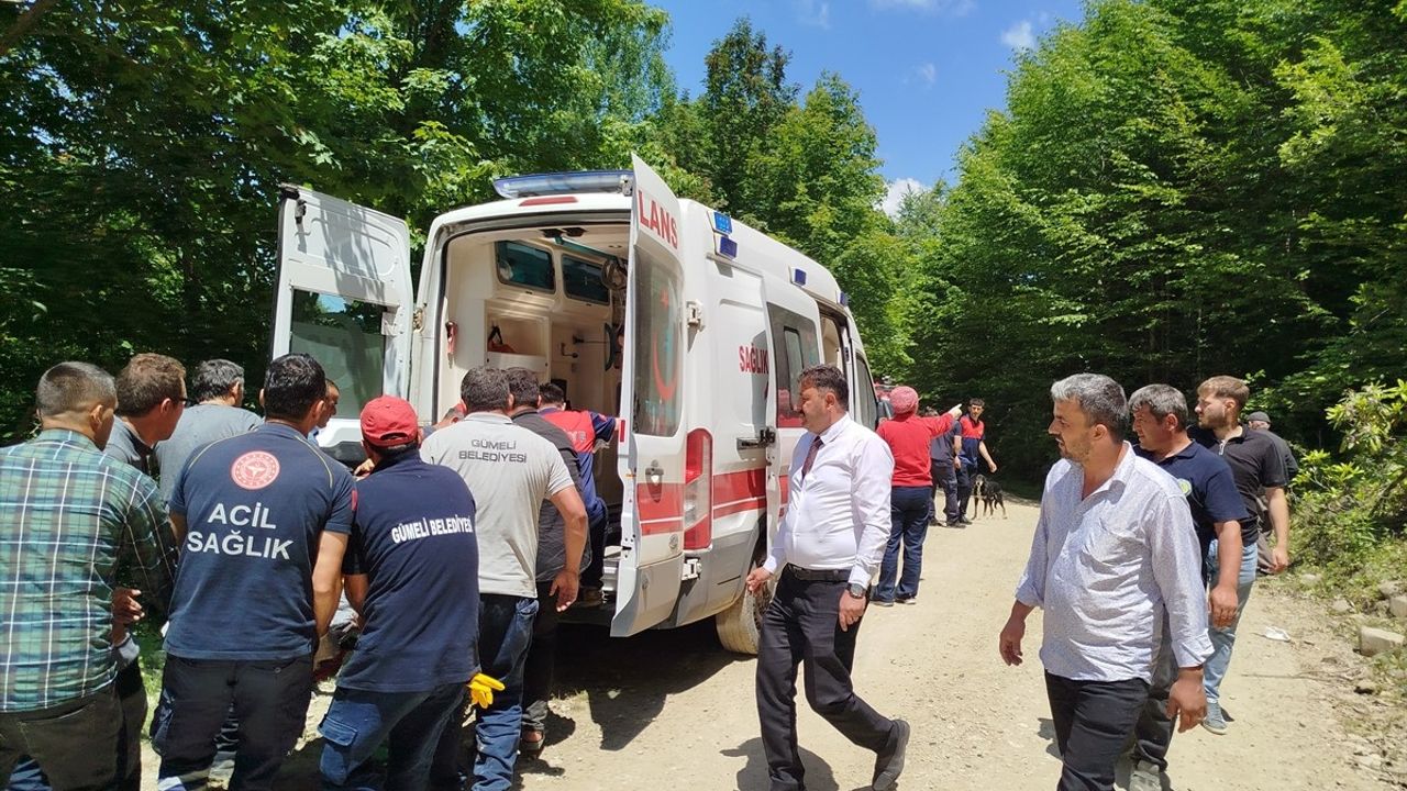 Zonguldak'ta Otomobil Şarampole Devrildi: 3 Yaralı
