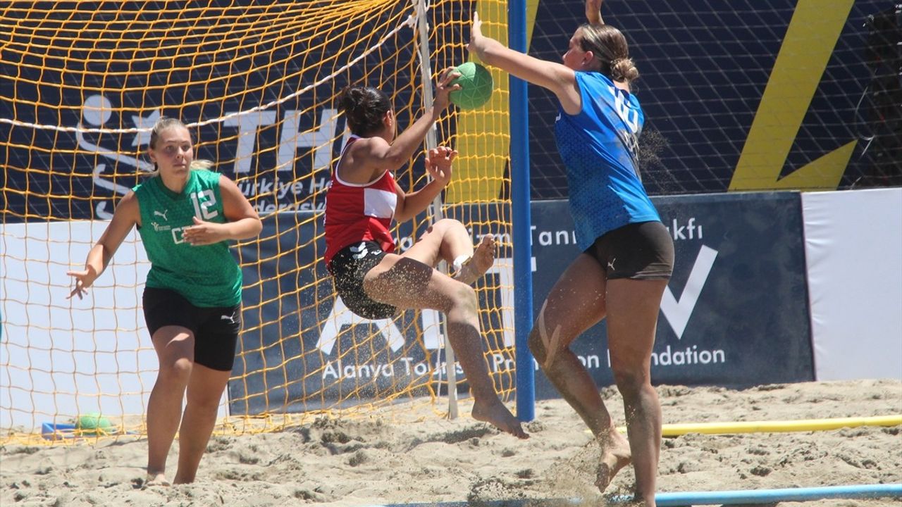 17 Yaş Altı EHF Avrupa Plaj Hentbol Şampiyonası Antalya'da Devam Ediyor