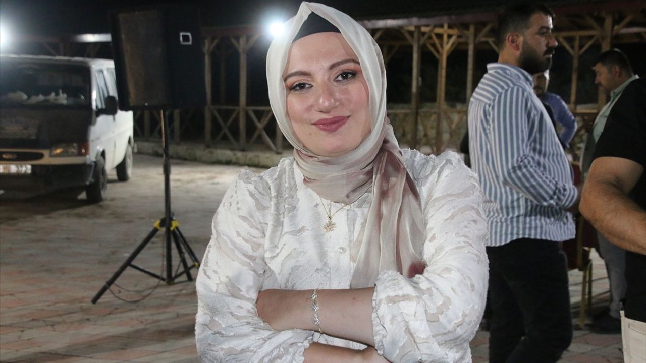 21 Yıl Sonra Evlilik Hayallerini Gerçekleştiren Çift