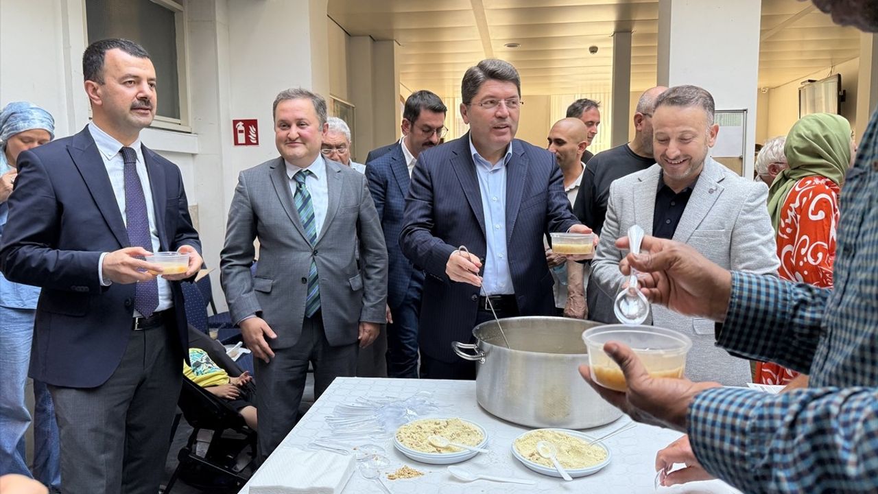 Adalet Bakanı Yılmaz Tunç Hollanda'da Cuma Namazı Kıldı