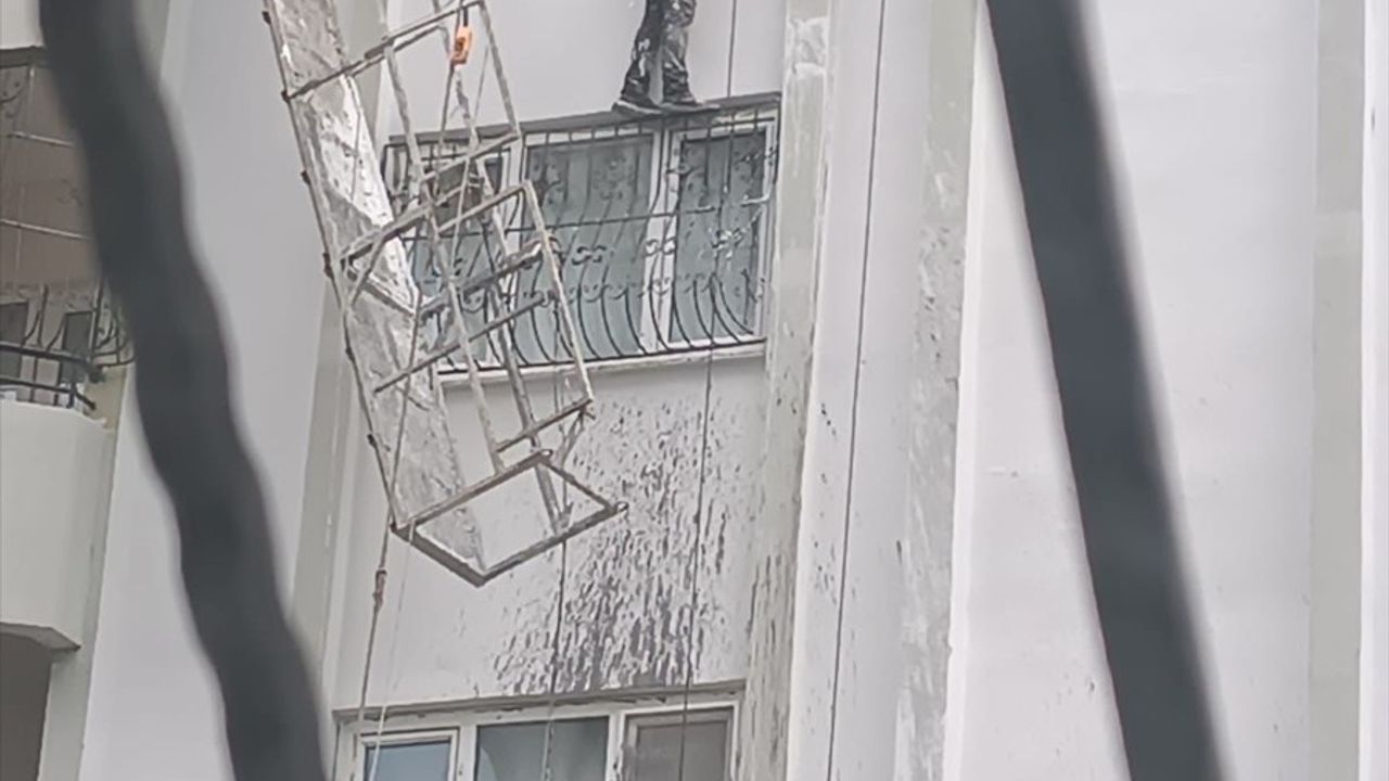 Adana'da Halatı Kopan İşçi İtfaiye Ekipleri Tarafından Kurtarıldı