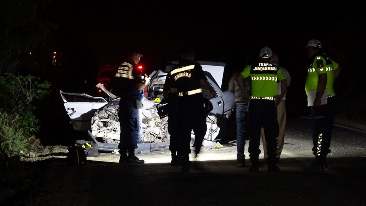 Adana'da Otomobil ve Kamyonet Çarpıştı: 4 Yaralı