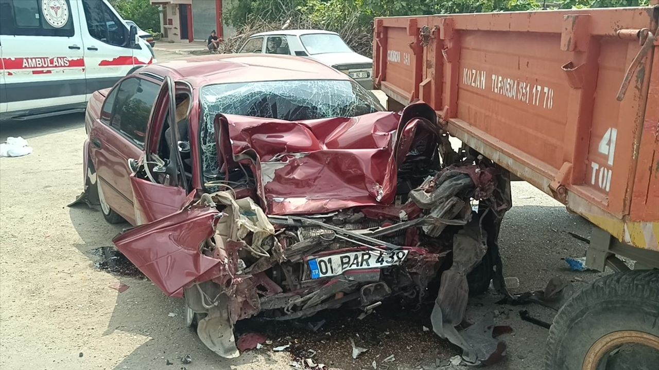 Adana'da Otomobil ve Traktör Çarpıştı, İki Kişi Yaralandı