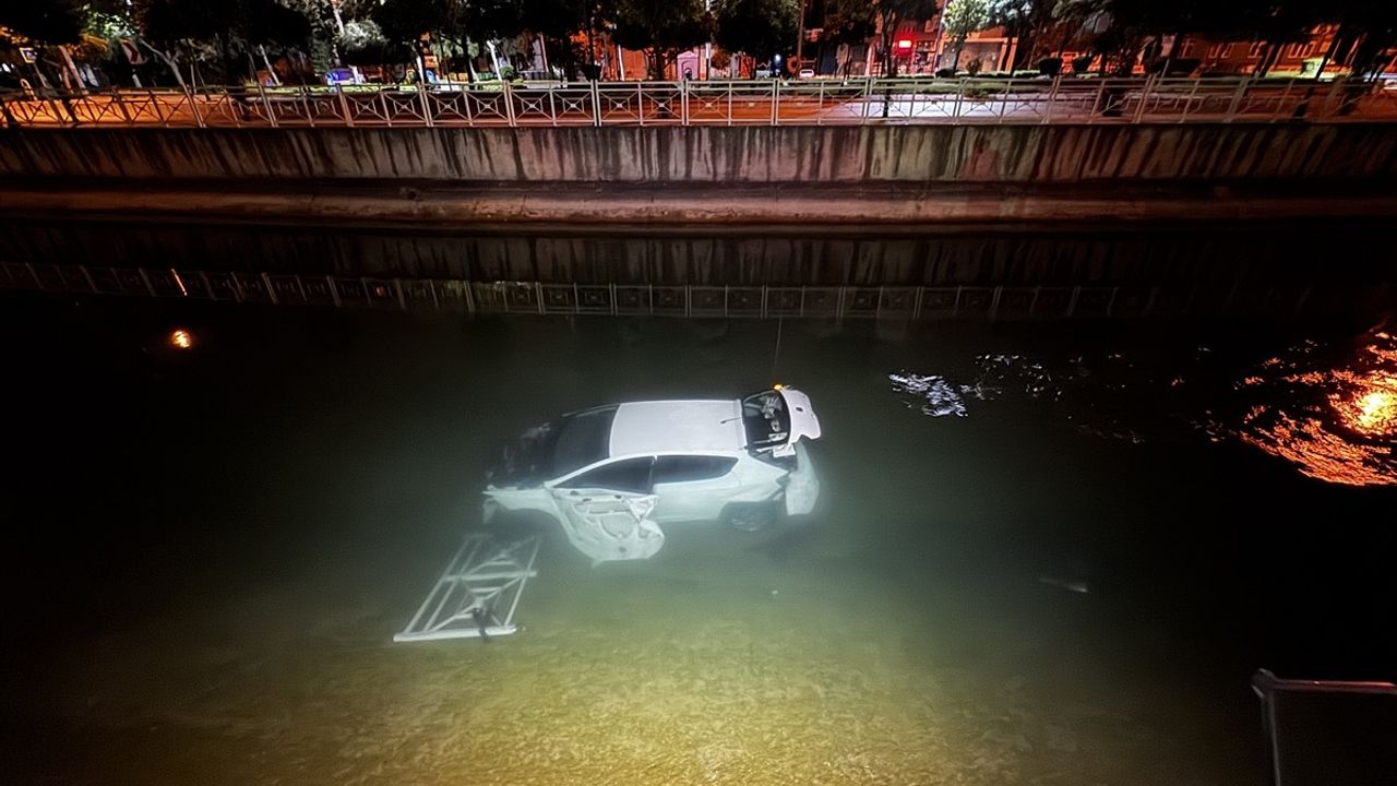 Adana'da Sulama Kanalına Devrilen Araçta Üç Yaralı