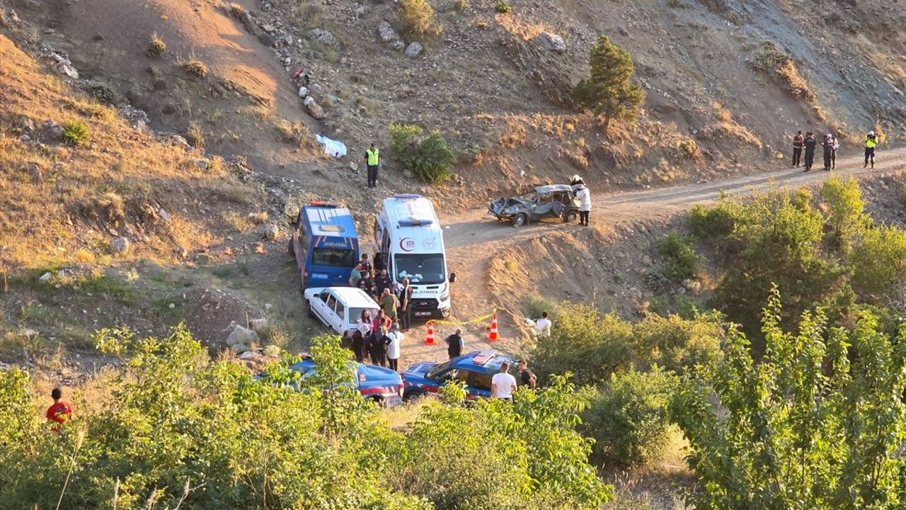 Adana'da Uçuruma Yuvarlanan Otomobilde 1 Ölü, 7 Yaralı