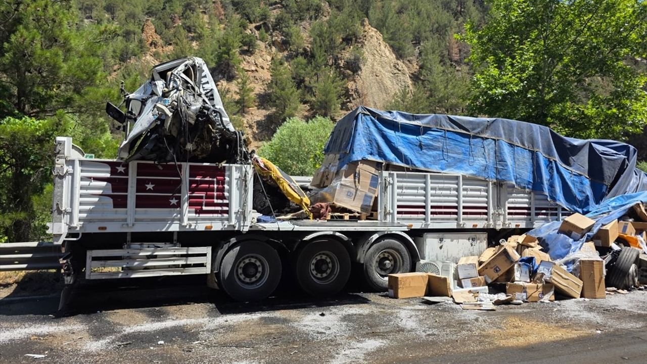 Adana'da Zincirleme Tır Kazası: 1 Ölü, 2 Yaralı