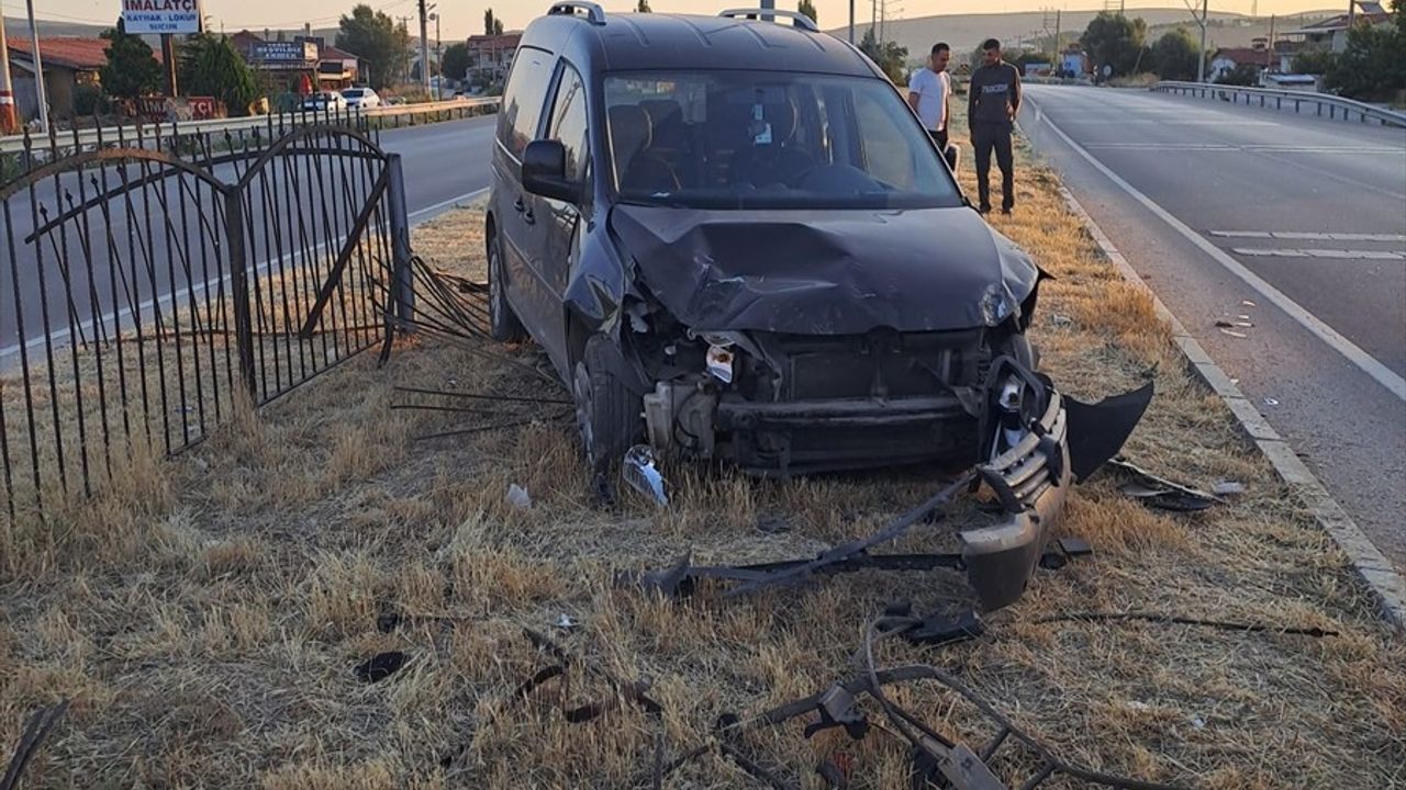 Afyonkarahisar'da Hafif Ticari Araç Kaza Yaptı