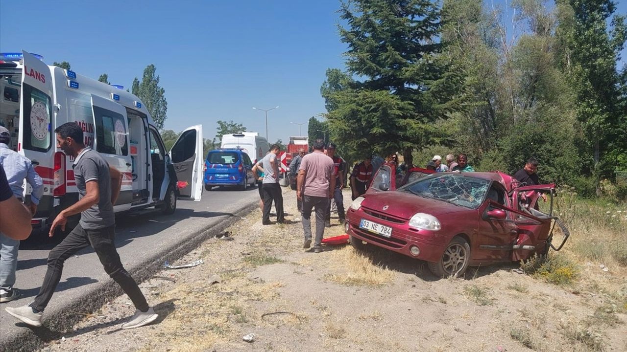 Afyonkarahisar'da Tır ve Otomobil Çarpıştı: 1 Ölü, 5 Yaralı
