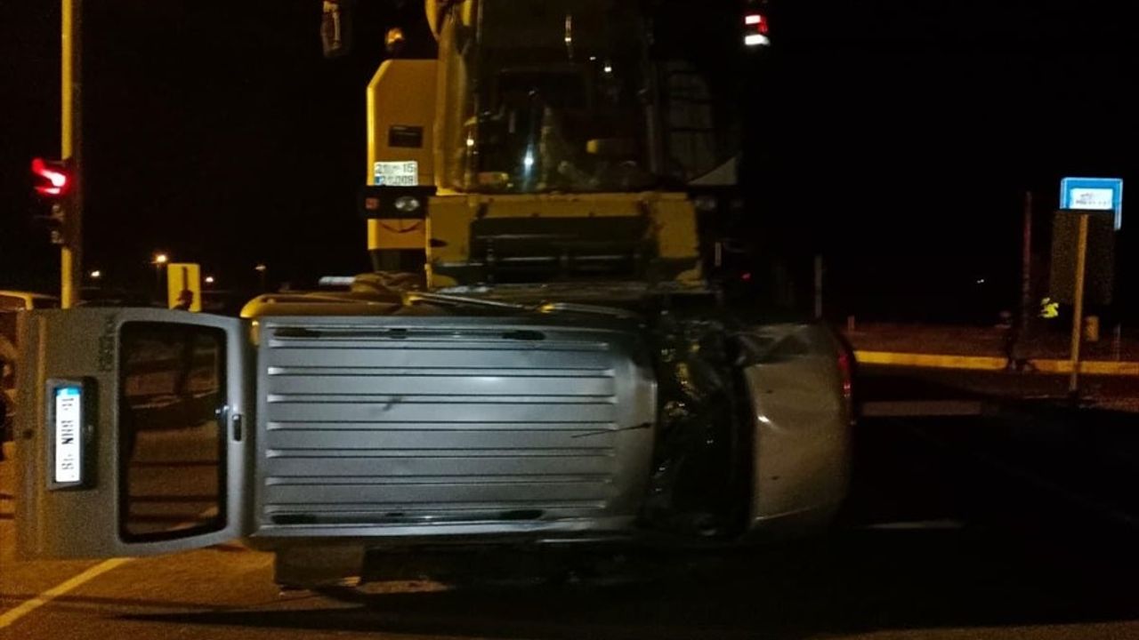 Ağrı'da Kamyonet ve Biçerdöver Çarpışması: 2 Yaralı