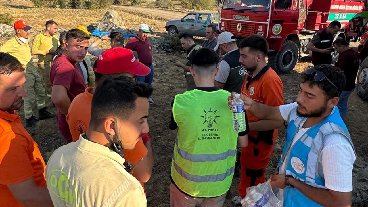 AK Parti Gençlik Kolları Yangınlarla Mücadelede Gönüllü Destek Sağlıyor