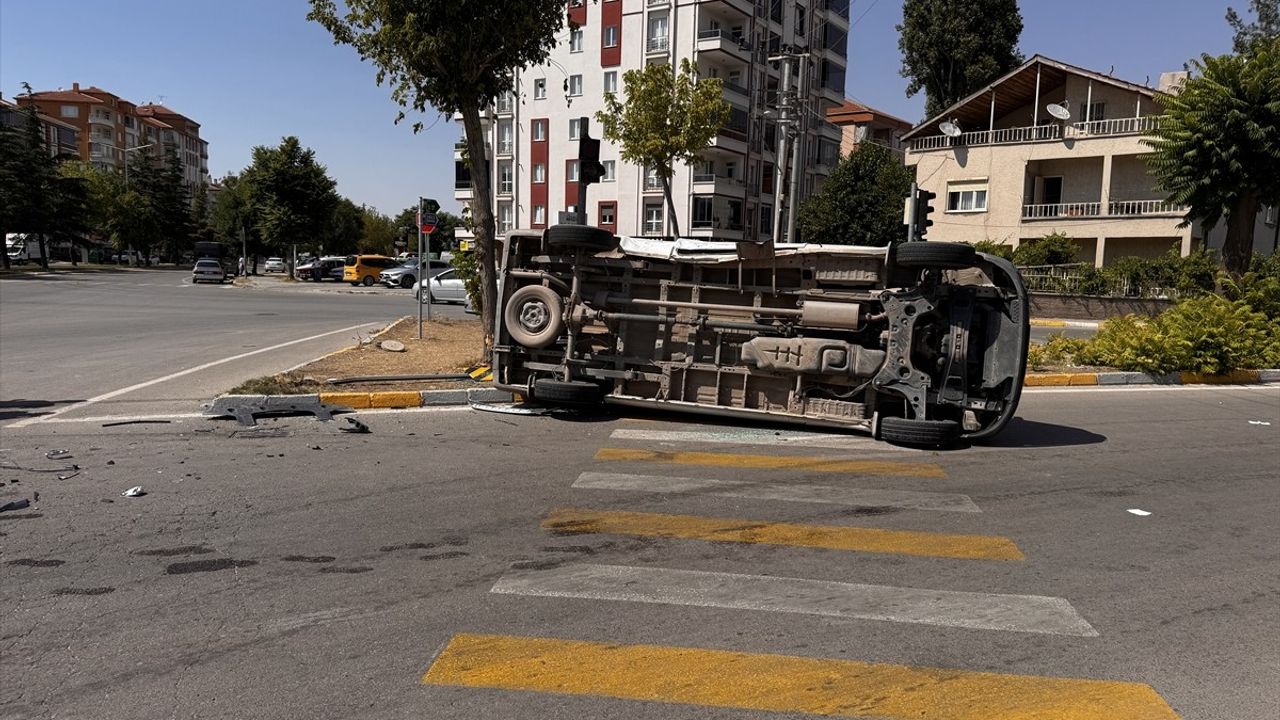 Aksaray'da Servis Minibüsü Kazasında 8 Öğrenci Yaralandı