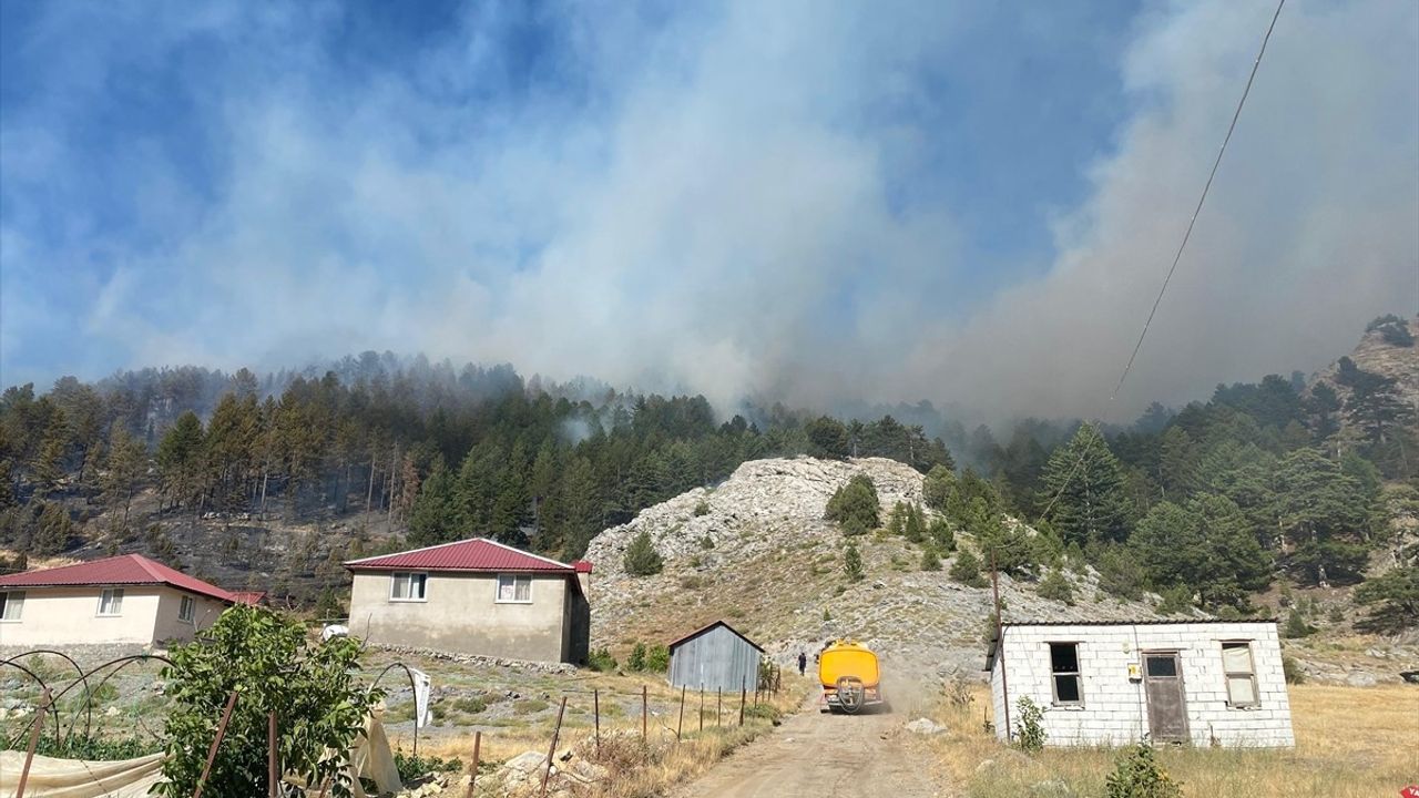 Alanya'da Orman Yangınına Müdahale Devam Ediyor