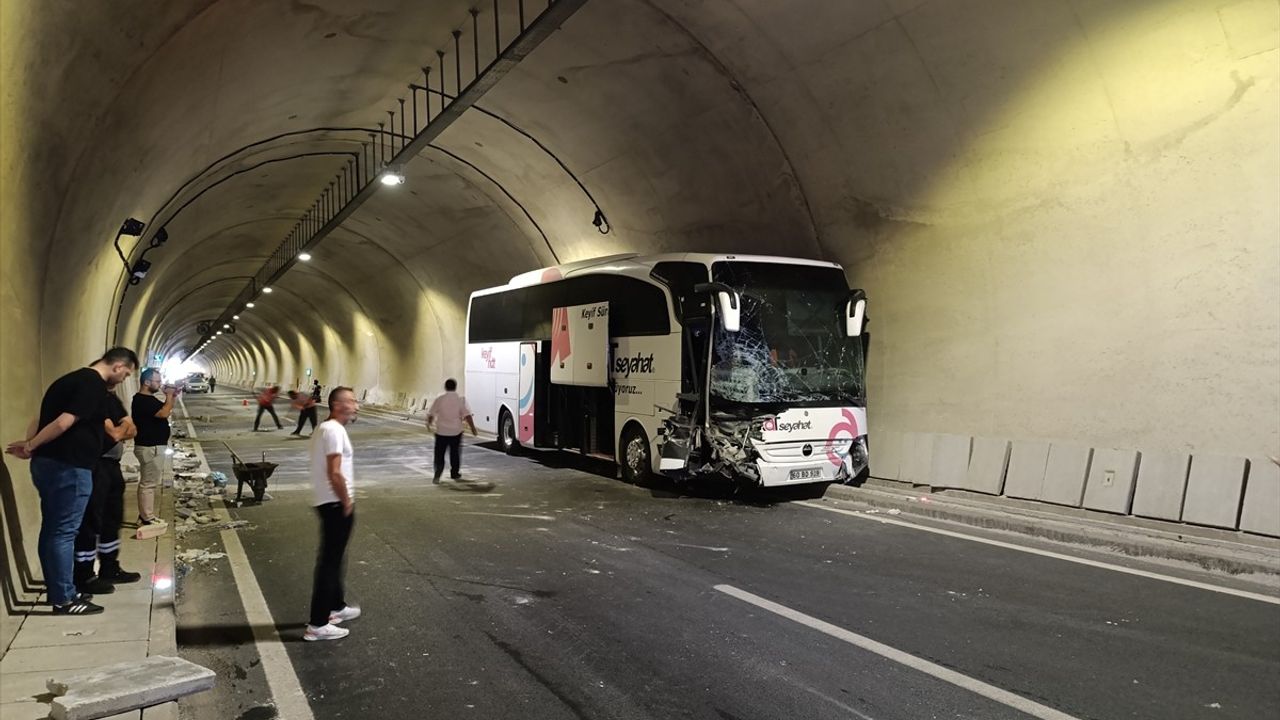 Amasya'da Otobüs ve Traktör Çarpıştı
