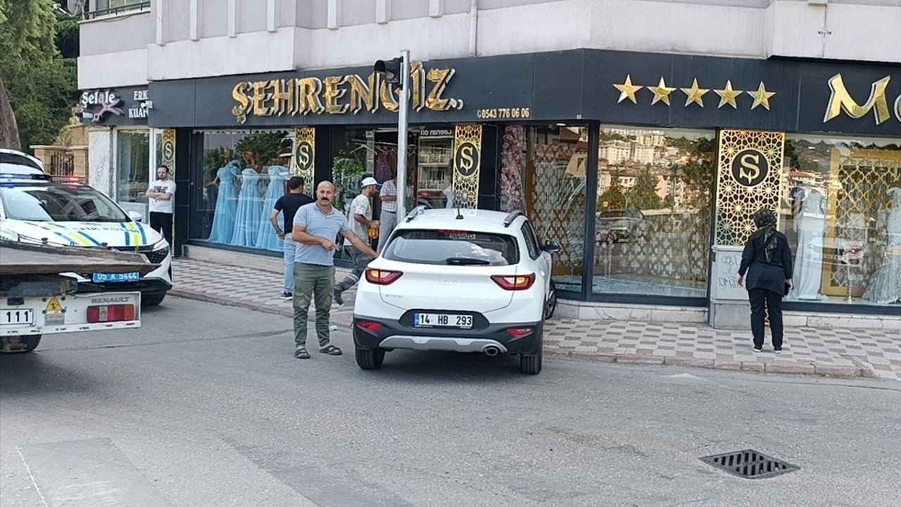Amasya'da Trafik Kazası: Araç Vitrin Camına Çarptı