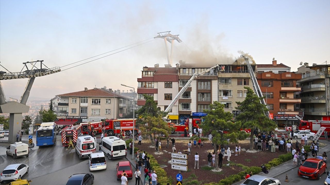 Ankara'da 4 Katlı Apartman Çatısında Yangın Çıktı
