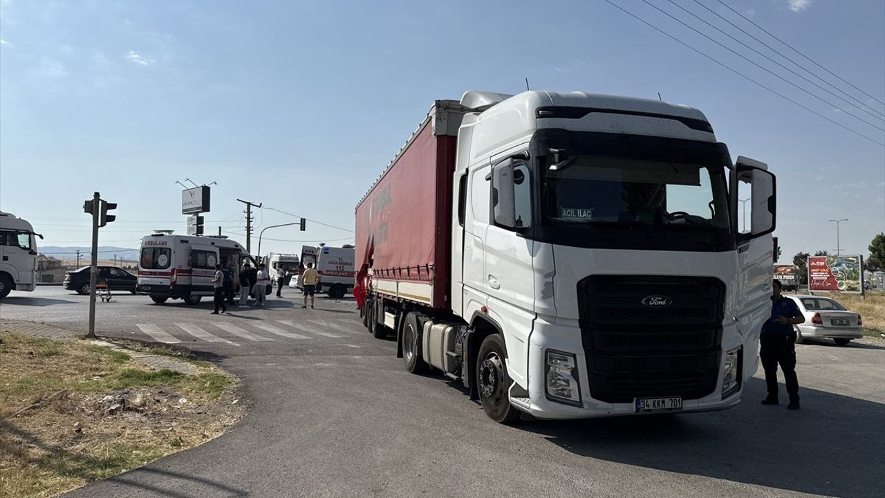 Ankara'da Ambulans ile Tır Çarpıştı: 5 Yaralı