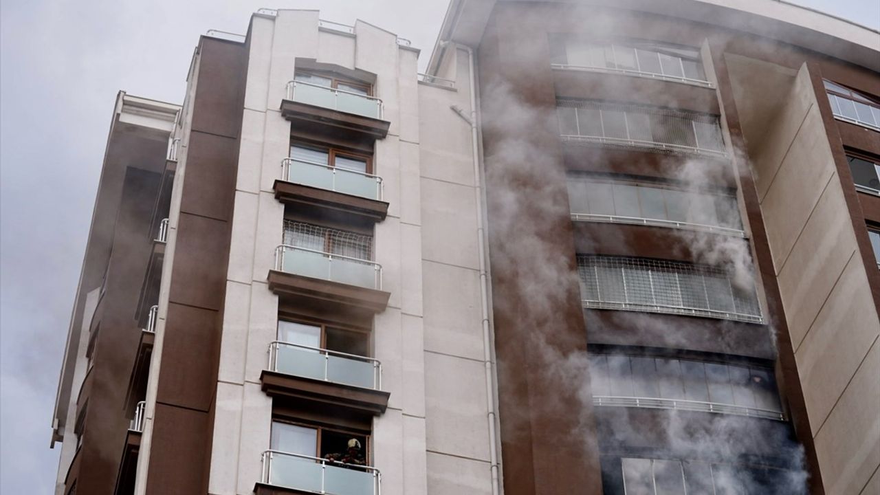 Ankara'da Apartman Yangını: Anne ve Oğul Hastaneye Kaldırıldı