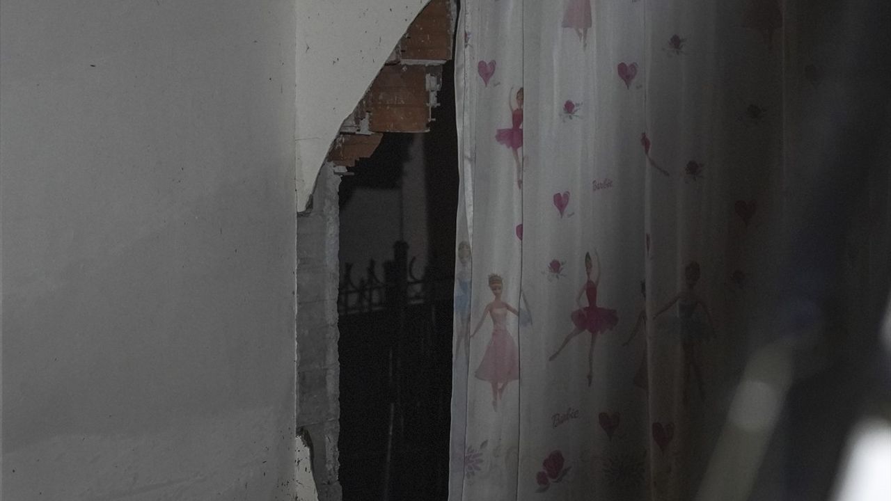 Ankara'da Sağanak Yağış Sonrası Binada Çökmeler