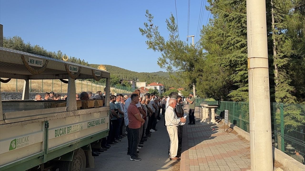 Antalya'da Baba ve Oğlun Hayatını Kaybettiği Kaza Güvenlik Kamerasında