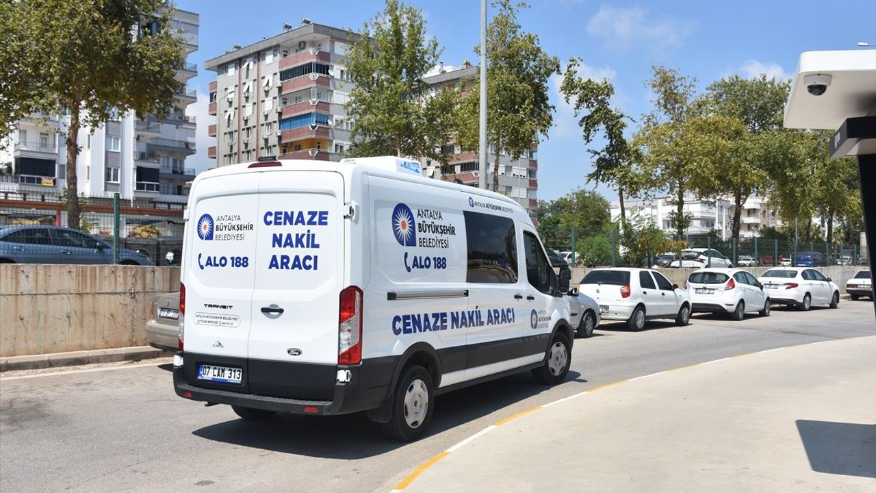Antalya'da Baba ve Oğul, Otomobil Kazasında Hayatını Kaybetti